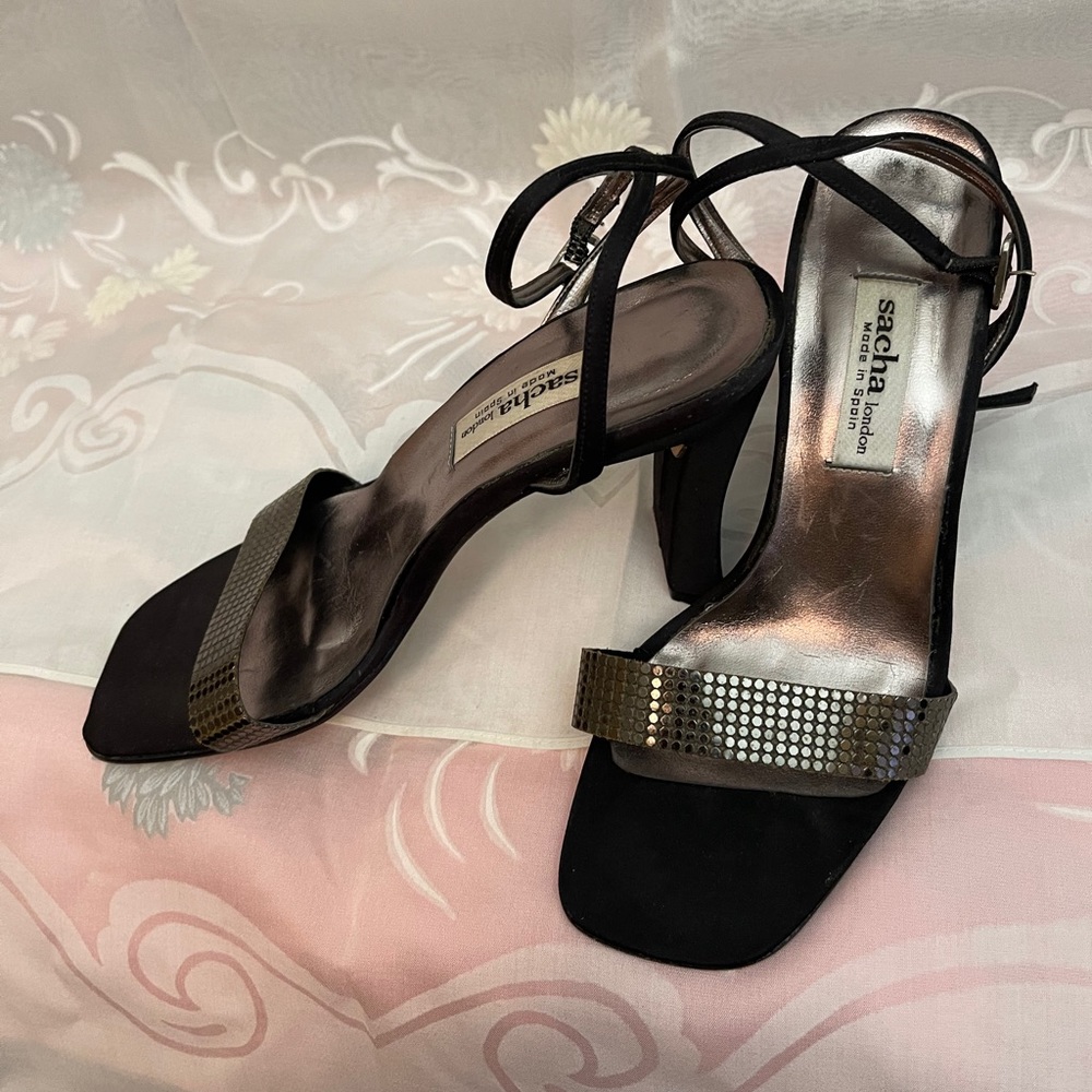 Open toe sandals.
